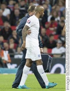 Aktuell Fußball, EM Quali, England - Schweiz Football - 2015 2016 European Qualifier - Group E: England vs Switzerland. England s Fabian Delph is lead from the pitch after pulling up injured at Wembley Stadium COLORSPORT DANIEL BEARHAM  eng_swi