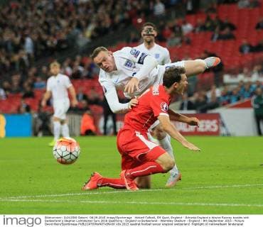 Aktuell Fußball, EM Quali, England - Schweiz England s Wayne Rooney tussles with Switzerland s Stephan Lichtsteiner Euro 2016 Qualifying - England vs Switzerland - Wembley Stadium - England - 8th September 2015 - Picture David Klein Sportimage EDITORIAL USE ONLY. No use with unauthorised audio, video, data, fixture lists, club league logos or live services. Online in-match use limited to 120 images, no video emulation. No use in betting, games or single club league player publications.