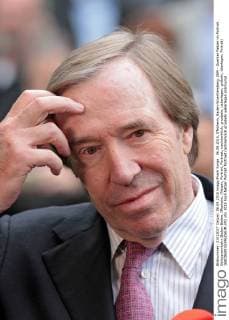 06.09.2015, Iffezheim, Baden-Wuerttemberg, GER - Guenter Netzer im Portrait. Galopprennbahn Baden-Baden, Iffezheim. (Netzer, Portrait, Portraet, nachdenklich, gruebeln, ueberlegen, grübeln, überlegen, Porträt) 168D060915IFFEZHEIM.JPG