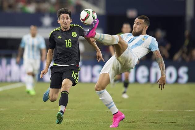 Hector Herrera de Mexico vs Nicolas Otamendi de Argentina. - Freundschaftsspiel Argentinien vs. Mexiko. Dallas