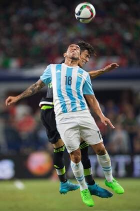 Hector Moreno de Mexico vs Carlos Tevez de Argentina. - Freundschaftsspiel Argentinien vs. Mexiko. Dallas