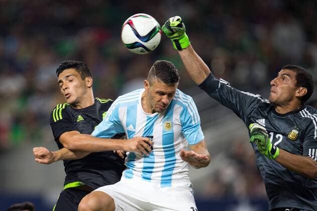 Raul Jimenez de Mexico vs Martin Demichelis y Nahuel Guzman de Argentina. - Freundschaftsspiel Argentinien vs. Mexiko. Dallas