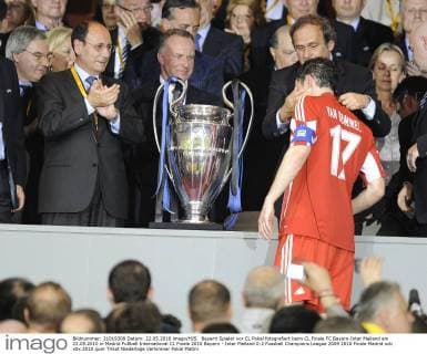 Bayern Spieler vor CL Pokal fotografiert beim CL Finale FC Bayern-Inter Mailand am 22.05.2010 in Madrid Fußball International CL Finale 2010 Bayern - Inter Mailand 0:2
