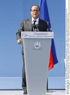 Aktuell Fußball, Euro 2016, Präsident Hollande präsentiert Experten-Komitee Francois Hollande ( President de la Republique ) - Frankreichs Präsident präsentiert das Experten-Komitee - 11 Tricolores - für die Fußball Europameisterschaft 2016 - Stade Bauer (Stade de Paris), Paris, Frankreich - 09 09 2015 GwendolineLeGoff Panoramic 