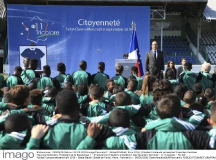 Aktuell Fußball, Euro 2016, Präsident Hollande präsentiert Experten-Komitee Francois Hollande ( President de la Republique ) - Frankreichs Präsident präsentiert das Experten-Komitee - 11 Tricolores - für die Fußball Europameisterschaft 2016 - Stade Bauer (Stade de Paris), Paris, Frankreich - 09 09 2015 GwendolineLeGoff Panoramic 