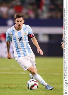 Aktuell Fußball, Testspiel, Mexiko - Argentinien 08 SEP 2015: Argentina forward Lionel Messi (10) dribbles the ball downfield during the International Friendly Länderspiel soccer match between the Argentina and Mexico national teams at AT&T Stadium in Arlington, Texas. Mexico and Argentina played to a 2-2 draw. SOCCER: SEP 08 Argentina v Mexico Icon1691509081098 EDITORIAL USE ONLY