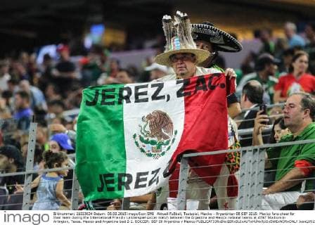 Aktuell Fußball, Testspiel, Mexiko - Argentinien 08 SEP 2015: Mexico fans cheer for their team during the International Friendly Länderspiel soccer match between the Argentina and Mexico national teams at AT&T Stadium in Arlington, Texas. Mexico and Argentina tied 2-2. SOCCER: SEP 08 Argentina v Mexico Icon169150908525 EDITORIAL USE ONLY