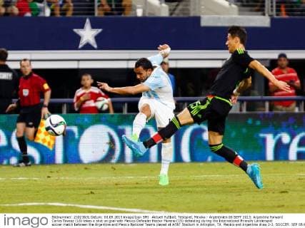 Aktuell Fußball, Testspiel, Mexiko - Argentinien 08 SEPT 2015: Argentina Forward Carlos Tevexz (18) takes a shot on goal with Mexico Defender Hector Moreno (15) defending during the International Friendly Länderspiel soccer match between the Argentina and Mexico National Teams played at AT&T Stadium in Arlington, TX. Mexico and Argentina draw 2-2. SOCCER: SEP 08 Argentina v Mexico Icon1509081031 EDITORIAL USE ONLY
