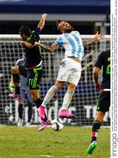 Aktuell Fußball, Testspiel, Mexiko - Argentinien 08 SEPT 2015: Mexico Forward Carlos Vela (11) and Argentina Defender Nicolas Otamendi (17) collide going for a head ball during the International Friendly Länderspiel soccer match between the Argentina and Mexico National Teams played at AT&T Stadium in Arlington, TX. Mexico and Argentina draw 2-2. SOCCER: SEP 08 Argentina v Mexico Icon1509081691 EDITORIAL USE ONLY