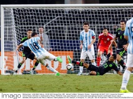 Aktuell Fußball, Testspiel, Mexiko - Argentinien 08 SEPT 2015: Argentina Forward Carlos Tevez (18) shot is challenged by Mexico Midfielder José Juan Vázquez (23) during the International Friendly Länderspiel soccer match between the Argentina and Mexico National Teams played at AT&T Stadium in Arlington, TX. SOCCER: SEP 08 Argentina v Mexico Icon150908487 EDITORIAL USE ONLY