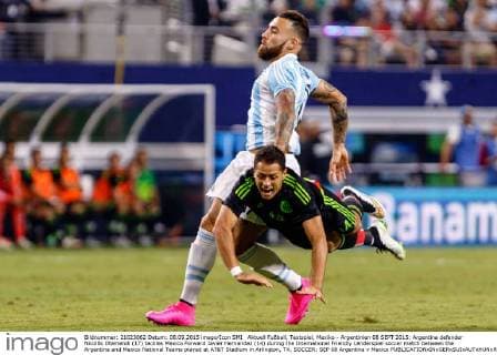 Aktuell Fußball, Testspiel, Mexiko - Argentinien 08 SEPT 2015: Argentina defender Nicolás Otamendi (17) tackles Mexico Forward Javier Hernandez (14) during the International Friendly Länderspiel soccer match between the Argentina and Mexico National Teams played at AT&T Stadium in Arlington, TX. SOCCER: SEP 08 Argentina v Mexico Icon150908644 EDITORIAL USE ONLY