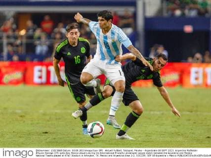 Aktuell Fußball, Testspiel, Mexiko - Argentinien 08 SEPT 2015: Argentina Midfielder Ã?ver Banega (19) splits two Mexico players during the International Friendly Länderspiel soccer match between the Argentina and Mexico National Teams played at AT&T Stadium in Arlington, TX. Mexico and Argentina draw 2-2. SOCCER: SEP 08 Argentina v Mexico Icon150908994 EDITORIAL USE ONLY