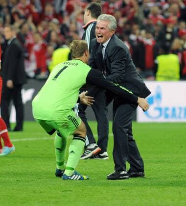 Fußball, FC Bayern München, Champions League Sieger 2013 Manuel Neuer (li) und Jupp Heynckes fotografiert beim CL Finale FC Bayern- Dortmund am 25.05.2013 in London. Fußball International CL Finale 2010 Bayern - Dortmund 1:2