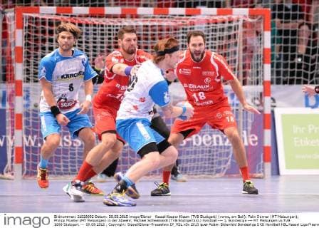 Kassel Kasper Kisum (TVB Stuttgart) (vorne, am Ball); Felix Danner (MT Melsungen), Philipp Mueller (MT Melsungen) in der Abwehr; Michael Schweikardt (TVB Stuttgart) (L) Handball --- 1. Bundesliga --- MT Melsungen vs TVB 1898 Stuttgart --- 09.09.2015 , Copyright: Sippel Eibner-Pressefoto EP_RSL