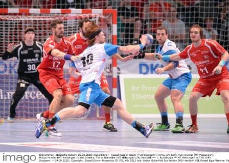 Kassel Kasper Kisum (TVB Stuttgart) (vorne, am Ball); Felix Danner (MT Melsungen), Philipp Mueller (MT Melsungen) in der Abwehr; Timm Schneider (MT Melsungen) (R) Handball --- 1. Bundesliga --- MT Melsungen vs TVB 1898 Stuttgart --- 09.09.2015 , Copyright: Sippel Eibner-Pressefoto EP_RSL