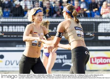 Timmendorfer Strand Laura Ludwig (Nr. 1, Goldenes Trikot) und Kira Walkenhorst (Nr. 2, Goldenes Trikot) feiern einen Punkt. Ludwig Walkenhorst vs Friedrich Matthes, Beachvolleyball, Deutsche Meisterschaft, 10.09.15 , Copyright: KOENIG Eibner-Pressefoto EP_FKG
