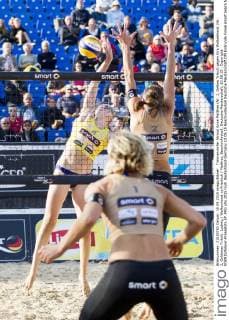 Timmendorfer Strand Anne Matthes (Nr. 2, Gelbes Trikot) gegen Kira Walkenhorst (Nr. 2, Goldenes Trikot). Ludwig Walkenhorst vs Friedrich Matthes, Beachvolleyball, Deutsche Meisterschaft, 10.09.15 , Copyright: KOENIG Eibner-Pressefoto EP_FKG