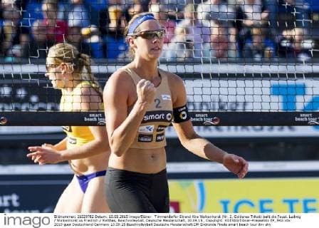 Timmendorfer Strand Kira Walkenhorst (Nr. 2, Goldenes Trikot) ballt die Faust. Ludwig Walkenhorst vs Friedrich Matthes, Beachvolleyball, Deutsche Meisterschaft, 10.09.15 , Copyright: KOENIG Eibner-Pressefoto EP_FKG