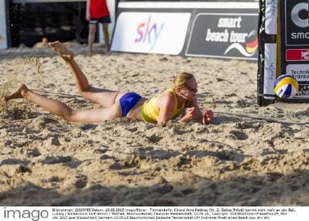 Timmendorfer Strand Anne Matthes (Nr. 2, Gelbes Trikot) kommt nicht mehr an den Ball. Ludwig Walkenhorst vs Friedrich Matthes, Beachvolleyball, Deutsche Meisterschaft, 10.09.15 , Copyright: KOENIG Eibner-Pressefoto EP_FKG