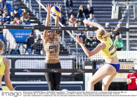 Timmendorfer Strand Kira Walkenhorst (Nr. 2, Goldenes Trikot) blockt den Ball von Anne Matthes (Nr. 2, Gelbes Trikot). Ludwig Walkenhorst vs Friedrich Matthes, Beachvolleyball, Deutsche Meisterschaft, 10.09.15 , Copyright: KOENIG Eibner-Pressefoto EP_FKG