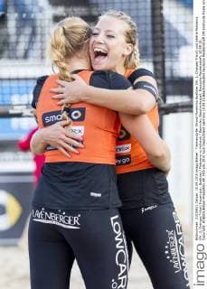 Timmendorfer Strand Florentina Buettner (Nr. 1, Oranges Trikot) und Valeria Fedosova (Nr. 2, Oranges Trikot) freuen sich. Buettner Fedosova vs Holtwick Semmler, Beachvolleyball, Deutsche Meisterschaft, 10.09.15 , Copyright: KOENIG Eibner-Pressefoto EP_FKG