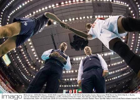 10.09.2015, Hamamatsu Arena, Hamamatsu FIVB World Cup 2015, Site B, 1. Runde, Iran vs. Venezuela Mir Saeid Marouflakrani ( 4 IRI), Schiedsrichter Aziz Yener, Paul Albright, Kervin Pinerua ( 10 VEN) Feature Schiedsrichter, Schiri