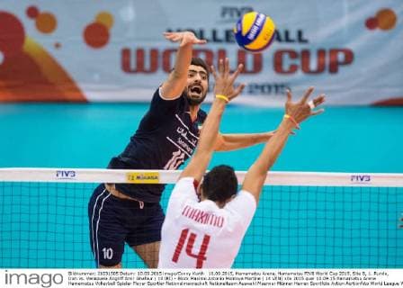 10.09.2015, Hamamatsu Arena, Hamamatsu FIVB World Cup 2015, Site B, 1. Runde, Iran vs. Venezuela Angriff Amir Ghafour ( 10 IRI) - Block Maximo Antonio Montoya Martine ( 14 VEN)