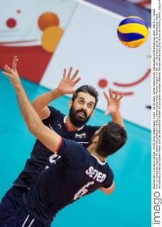 10.09.2015, Hamamatsu Arena, Hamamatsu FIVB World Cup 2015, Site B, 1. Runde, Iran vs. Venezuela Zuspiel Mir Saeid Marouflakrani ( 4 IRI), Seyed Mohammad Mousavi Eraghi ( 6 IRI)