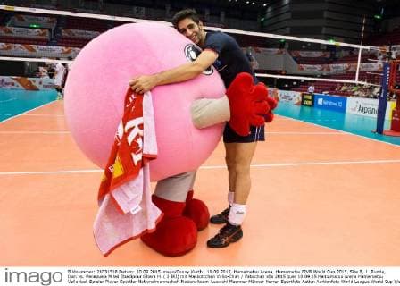 10.09.2015, Hamamatsu Arena, Hamamatsu FIVB World Cup 2015, Site B, 1. Runde, Iran vs. Venezuela Milad Ebadipour Ghara H. ( 2 IRI) mit Maskottchen Vabo-Chan Vabochan