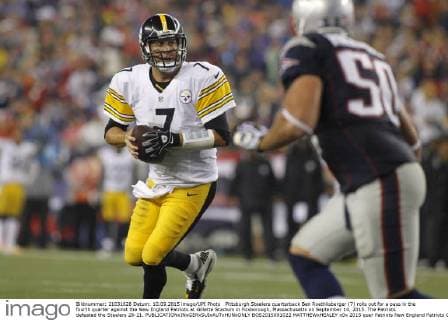 Pittsburgh Steelers quarterback Ben Roethlisberger (7) rolls out for a pass in the fourth quarter against the New England Patriots at Gillette Stadium in Foxborough, Massachusetts on September 10, 2015. The Patriots defeated the Steelers 28-21.  BOS2015091022 MATTHEWxHEALEY