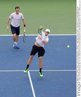 (150911) -- NEW YORK, Sept. 10, 2015 -- Jamie Murray (L) of Great Britain and John Peers of Australia compete with Steve Johnson and Sam Querrey of the United States during their men s doubles semifinal at the 2015 US Open in New York, the United States, Sept. 10, 2015. Jamie Murray and John Peers was qualified for the final after beating the U.S. pair 2-1. ) (SP)US-NEW YORK-TENNIS-US OPEN-MEN S DOUBLES-SEMIFINAL YinxBogu 