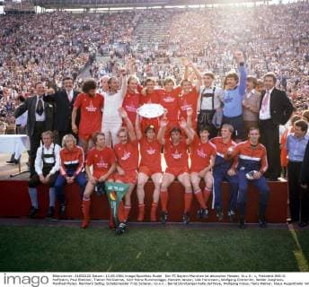 Der FC Bayern München ist deutscher Meister, hi.v.li.: x, Präsident Willi O. Hoffmann, Paul Breitner, Trainer Pal Csernai, Karl-Heinz Rummenigge, Norbert Janzon, Udo Horsmann, Wolfgang Dremmler, Walter Junghans, Manfred Müller, Reinhard Saftig, Schatzmeister Fritz Scherer; vo.v.li.: Bernd Dürnberger Kalle del'Haye, Wolfgang Kraus, Hans Weiner, Klaus Augenthaler mit der Meisterschale, Kurt Niedermayer, Reinhold Mathy, Hansi Pflügler, x