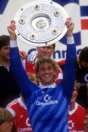 Fußball, FC Bayern München, Deutscher Meister 1987 Der FC Bayern München ist deutscher Meister: Torwart Jean-Marie Pfaff mit der Meisterschale