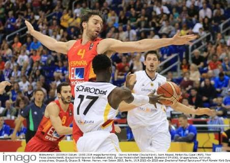 EuroBasket 2022, DBB, Historie, EM - Historie Dennis Schröder (Deutschland), beim Abspiel, hinten Pau Gasol (ESP), Tibor Pleiss (Deutschland), Deutschland-Spanien EuroBasket 2015, Europa Meisterschaft Basketball, Basketball EM 2015, Gruppenphase, Vorrunde, group phase, Gruppe B, Gruppe B, Männer, Herren, men Saison 2015, Berlin, 10.9.2015