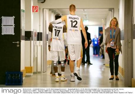 Basketball Berlin 10.09.2015 Eurobasket 2015 Europameisterschaft der Herren Deutschland (GER) - Spanien (ESP) Robin Benzing (Deutschland, No.12) tröstet Dennis Schröder Schroeder (Deutschland, No.17) im Kabinengang, nachdem Dennis Schröder Schroeder (Deutschland, No.17) den letzten Freiwurf verworfen hatte