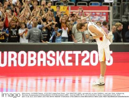 Dirk NOWITZKI (GER), verneigt sich vor dem Publikum, nach dem Spiel, Anfeuerung, Abschied, Europameisterschaft EuroBasket 2015, Deutschland (GER) - Spanien (ESP) 76:77, am 10.09.2015 in Berlin Deutschland, Â