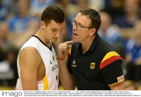 EuroBasket 2022, DBB, Historie, EM - Historie v.l.: Paul ZIPSER (GER), Bundestrainer Chris FLEMING (GER), Geste, Gestik, Europameisterschaft EuroBasket 2015, Deutschland (GER) - Spanien (ESP) 76:77, am 10.09.2015 in Berlin Deutschland, Â