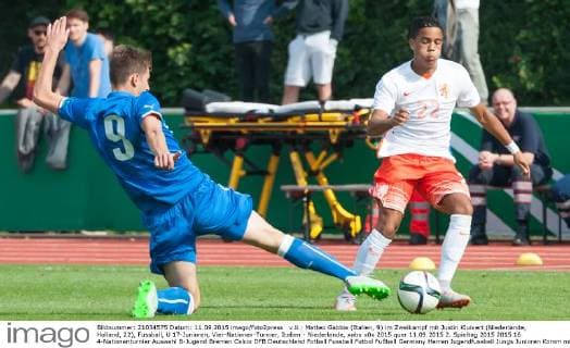 v.li.: Matteo Gabbia (Italien, 9) im Zweikampf mit Justin Kluivert (Niederlande, Holland, 22), Fussball, U 17-Junioren, Vier-Nationen-Turnier, Italien - Niederlande, xobx