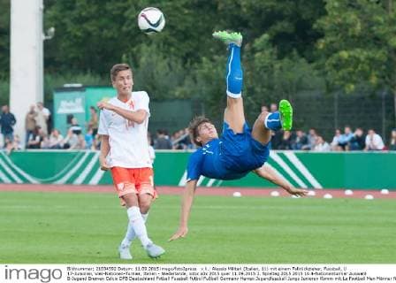v.li.: Alessio Militari (Italien, 11) mit einem Fallrückzieher, Fussball, U 17-Junioren, Vier-Nationen-Turnier, Italien - Niederlande, xobx