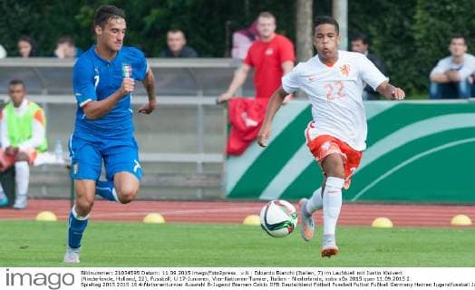 v.li.: Edoardo Bianchi (Italien, 7) im Laufduell mit Justin Kluivert (Niederlande, Holland, 22), Fussball, U 17-Junioren, Vier-Nationen-Turnier, Italien - Niederlande, xobx