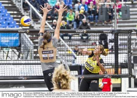 Timmendorfer Strand Julia Grossner (Nr. 2, Gelbes Trikot) gegen Kira Walkenhorst (Nr. 2, Goldenes Trikot). Ludwig Walkenhorst vs Bieneck Grossner, Beachvolleyball, Deutsche Meisterschaft, 11.09.15 , Copyright: KOENIG Eibner-Pressefoto EP_FKG