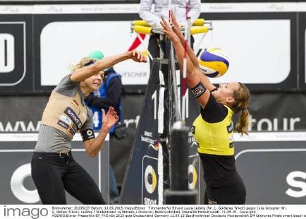 Timmendorfer Strand Laura Ludwig (Nr. 1, Goldenes Trikot) gegen Julia Grossner (Nr. 2, Gelbes Trikot). Ludwig Walkenhorst vs Bieneck Grossner, Beachvolleyball, Deutsche Meisterschaft, 11.09.15 , Copyright: KOENIG Eibner-Pressefoto EP_FKG