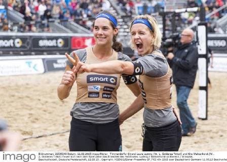 Timmendorfer Strand Laura Ludwig (Nr. 1, Goldenes Trikot) und Kira Walkenhorst (Nr. 2, Goldenes Trikot) freuen sich nach dem Spiel ueber das Erreichen des Halbfinales. Ludwig Walkenhorst vs Bieneck Grossner, Beachvolleyball, Deutsche Meisterschaft, 11.09.15 , Copyright: KOENIG Eibner-Pressefoto EP_FKG