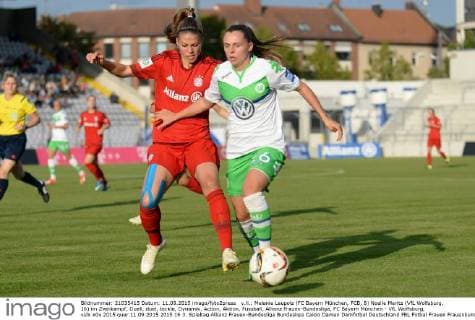 v.li.: Melanie Leupolz (FC Bayern München, FCB, 8) Noelle Maritz (VfL Wolfsburg, 16) im Zweikampf, Duell, duel, tackle, Dynamik, Action, Aktion, Fussball, Allianz Frauen-Bundesliga, FC Bayern München - VfL Wolfsburg, xslx