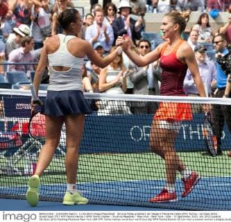 Simona Halep gratuliert der Siegerin Flavia Pennetta (ITA) Tennis - US Open 2015 - Grand Slam ITF ATP Tennis Herren WTA Tennis Damen - Flushing Meadows - New York - New York - USA - 11 September 2015.