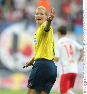 Leipzig, 11.09.2015, Red Bull Arena, Fussball, 2.Bundesliga, 6.Spieltag , Rasenballsport Leipzig vs. SC Paderborn , Im Bild: Schiedsrichterin Bibiana Steinhaus leitete das Spiel. ,