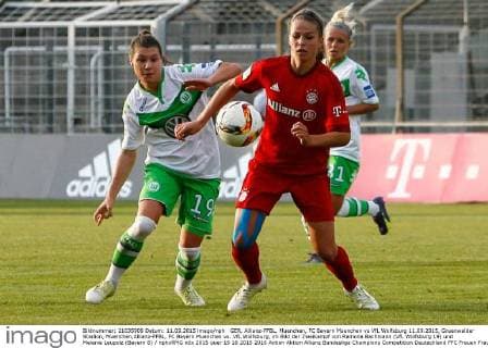 GER, Allianz-FFBL, Muenchen, FC Bayern Muenchen vs VfL Wolfsburg 11.09.2015, Gruenwalder Stadion, Muenchen,Allianz-FFBL, FC Bayern Muenchen vs. VfL Wolfsburg, im Bild der Zweikampf von Ramona Bachmann (VfL Wolfsburg 19) und Melanie Leupolz (Bayern 8) nphxRMG