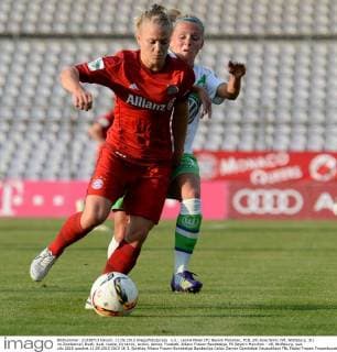 v.li.: Leonie Maier (FC Bayern München, FCB, 20) Julia Simic (VfL Wolfsburg, 31) im Zweikampf, Duell, duel, tackle, Dynamik, Action, Aktion, Fussball, Allianz Frauen-Bundesliga, FC Bayern München - VfL Wolfsburg, xslx