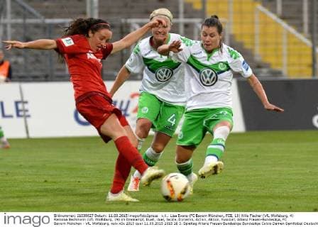 v.li.: Lisa Evans (FC Bayern München, FCB, 18) Nilla Fischer (VfL Wolfsburg, 4) Ramona Bachmann (VfL Wolfsburg, 19) im Dreikampf, Duell, duel, tackle, Dynamik, Action, Aktion, Fussball, Allianz Frauen-Bundesliga, FC Bayern München - VfL Wolfsburg, xslx