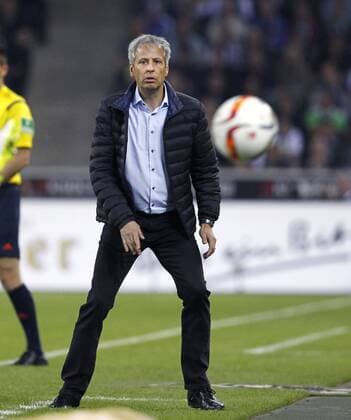 Mönchengladbach, Borussiapark, 11.09.15: Trainer Lucien Favre (Bor. Mönchengladbach) hat den Ball fest im Blick im Spiel der 1. Bundesliga zwischen Borussia Mönchengladbach vs. Hamburger SV in der Saison 2015 2016.